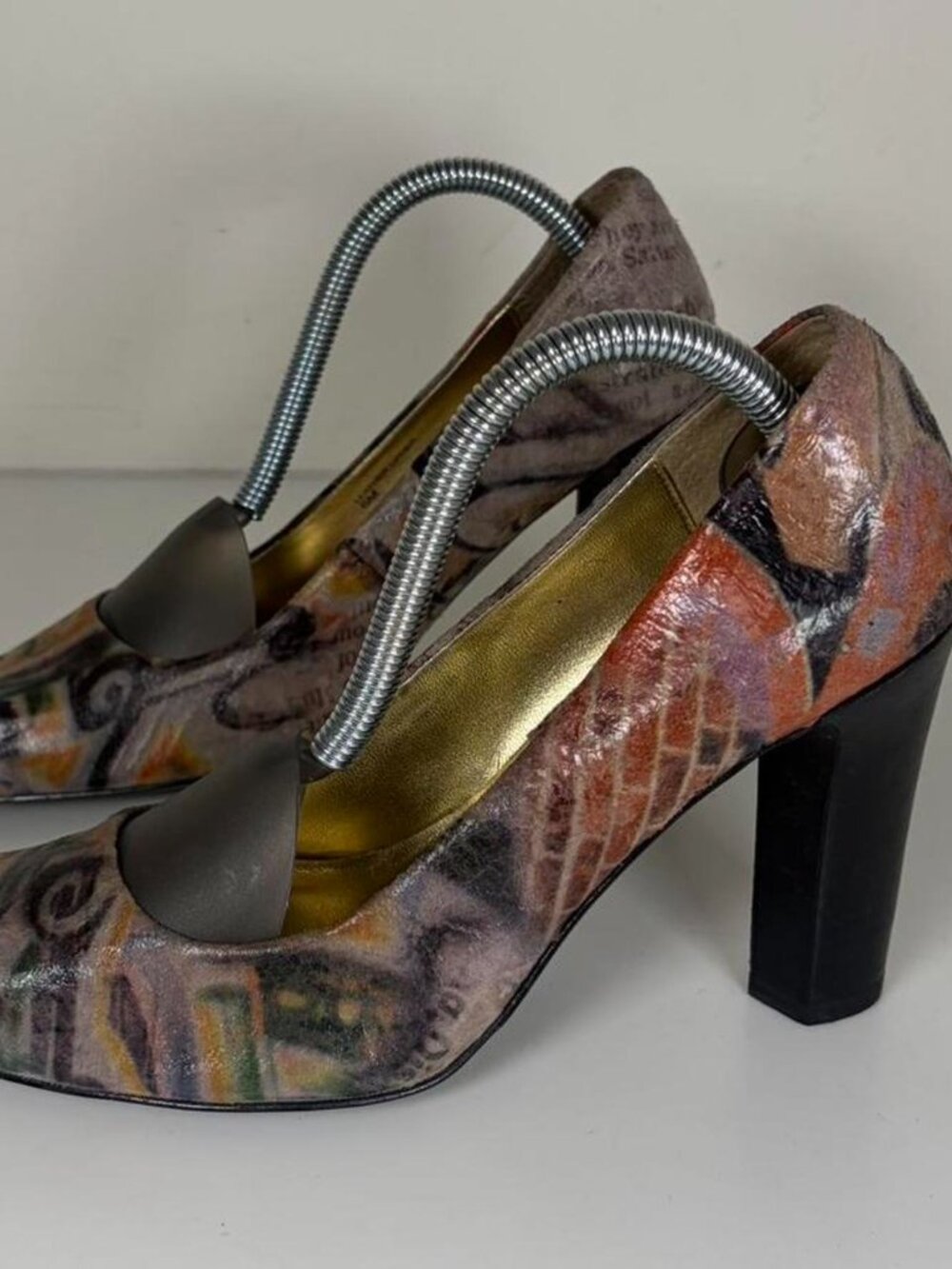 2000s Multi Pattern Closed Toe Pumps - Picture 4 of 7